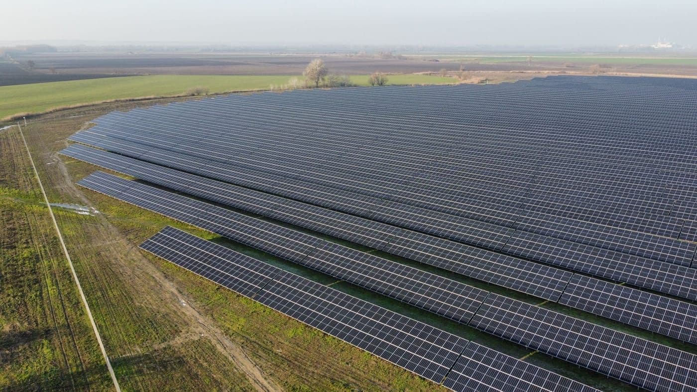 Geniş bir arazi üzerinde kurulu güneş enerjisi santrali